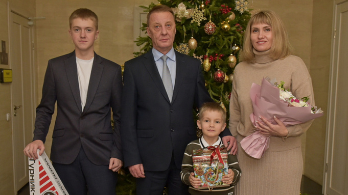 Вячеслав Франк вручил новогодние подарки / Фото: barnaul.org