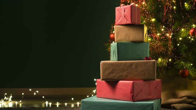 Новогодняя елка. Подарки / Фото: freepik.com