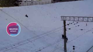 Дети катаются с опасного склона у ТРЦ "Пионер" в Барнауле / Фото: "В курсе 22"