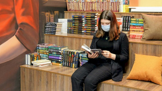 Девушка, читающая книгу / Фото: amic.ru