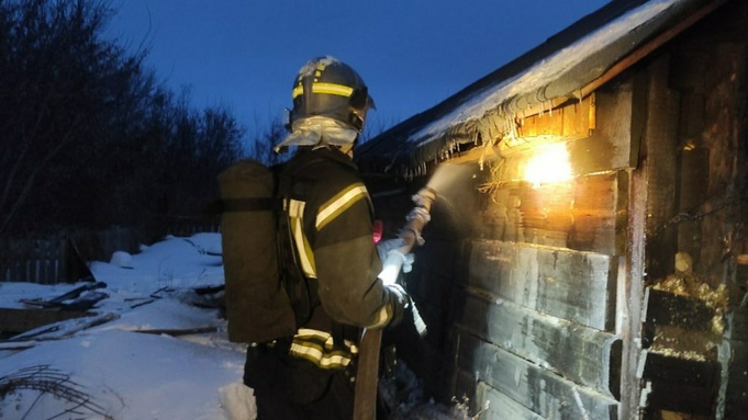 Пожар на улице Квартал 953а в Барнауле / Фото: пресс-центр ГУ МЧС России по Алтайскому краю