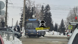 ДТП с автобусом на проспекте Строителей / Фото: "Инцидент Барнаул"