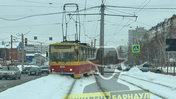 Трамвай сошел с рельсов в Барнауле / Фото: 