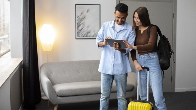 Туристы. Отель / Фото: freepik.com