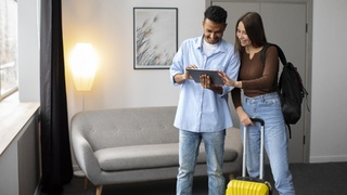 Туристы. Отель / Фото: freepik.com