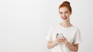 Девушка с телефоном / Фото: cookie_studio on Freepik