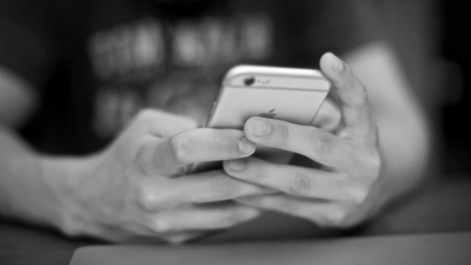 Телефон в руках / Фото: unsplash.com / Marjan Grabowski