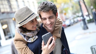 Влюбленная пара. смартфон / Фото: пресс-служба T2
