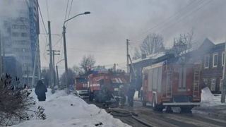 Тушение пожара на улице Никитина / Фото: МЧС Алтайского края