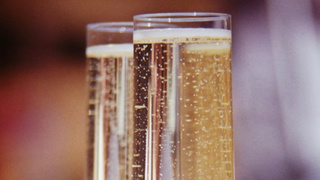 Фужер с напитком / Фото: unsplash.com / Oliver Sherwin