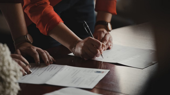 Документы / Фото: unsplash.com / Romain Dancre