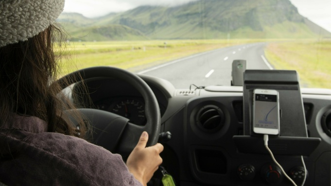 Зарядное устройство. Автомобиль / Фото: freepik.com