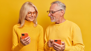 Семья. Мобильные телефоны / Фото: wayhomestudio на Freepik