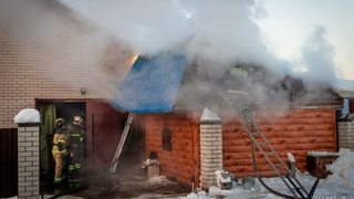 Пожар в поселке Авиатор / Фото: Владимир Игнатов / "Про пожарных и спасателей"