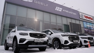 Автомобили у нового автосалона / Фото: АЕМ Холдинг