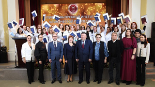 Выпускники с дипломами / Фото: АГМУ