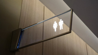 Знак туалета / Фото: unsplash.com / Possessed Photography