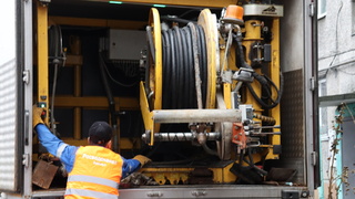 Сотрудник водоканала и техника / Фото: "Росводоканал Барнаул"