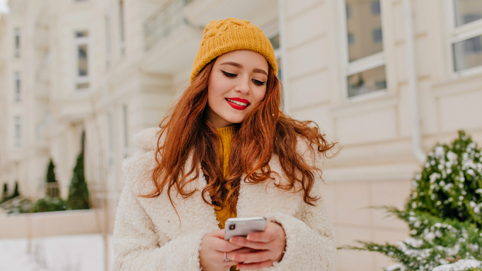 Девушка с телефоном / Фото: Freepik&nbsp;/ lookstudio