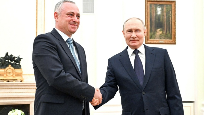 Владимир Путин и Бадра Гунба / Фото: kremlin.ru