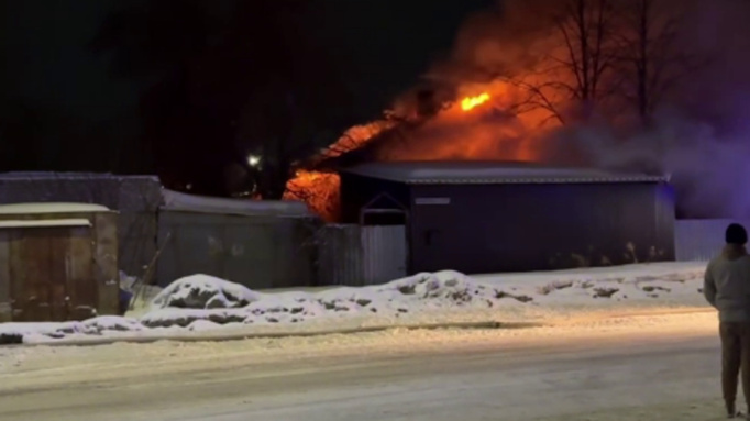 Пожар в частном доме по ул. Водопроводной в Барнауле / Фото: "Инцидент Барнаул"