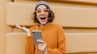 Девушка. Смартфон / Фото: freepik.com