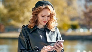 Женщина. Смартфон / Фото: пресс-служба МегаФона