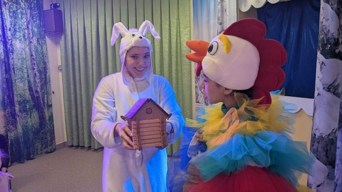 Спектакль "Заюшкина избушка" / Фото: "Крошечный театр"