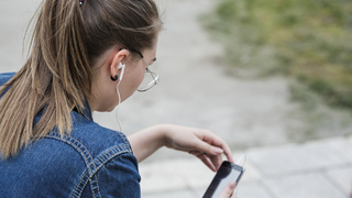 Девушка с телефоном / Фото: freepik