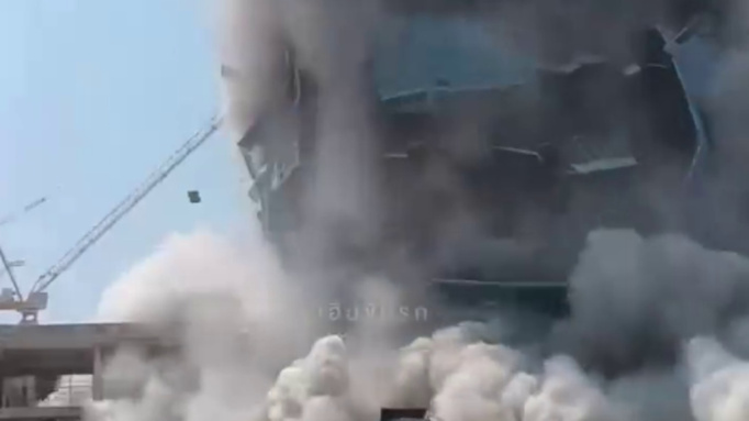 Падение высотки в Бангкоке / Фото: Baza