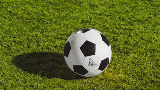 Футбольный мяч / Фото: unsplash.com / Wesley Tingey