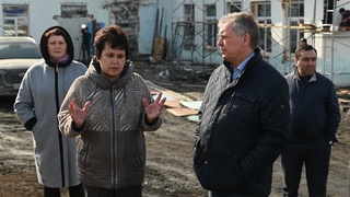 Александр Романенко проверяет ремонт в школе / Фото: АКЗС