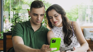 Семейная пара. смартфон / Фото: "МегаФон"