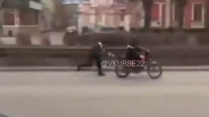 Полицейский руками остановил мотоцикл / Фото: кадр из видео