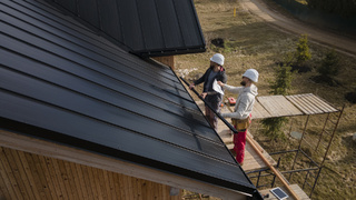 Монтаж обогрева кровли / Фото: freepik