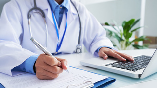Доктор. Ноутбук / Фото: pressfoto / freepik.com