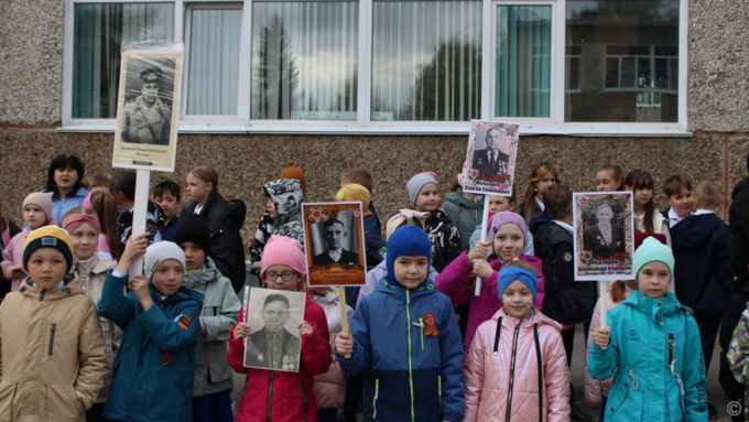 "Бессмертный полк" в барнаульских школах / Фото: мэрия Барнаула