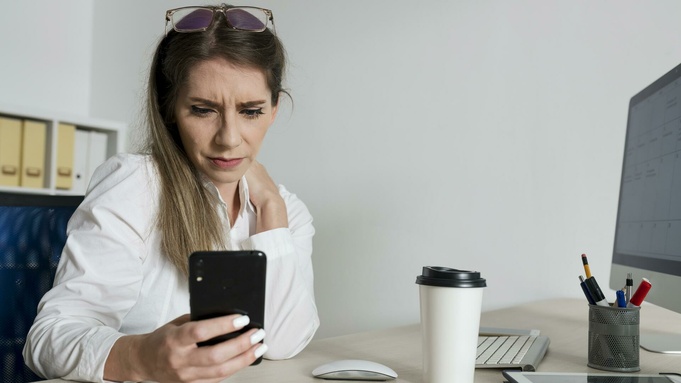 Женщина. Смартфон / Фото: freepik.com