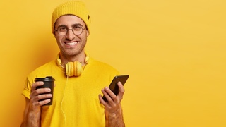 Человек со смартфоном / Фото: wayhomestudio / freepik.com