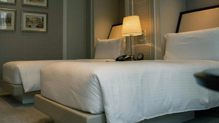 Комната в отеле / Фото: unsplash.com / Albert Vincent Wu