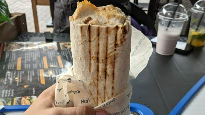 Шаурма, завернутая в бумажный пакет / Фото: amic.ru