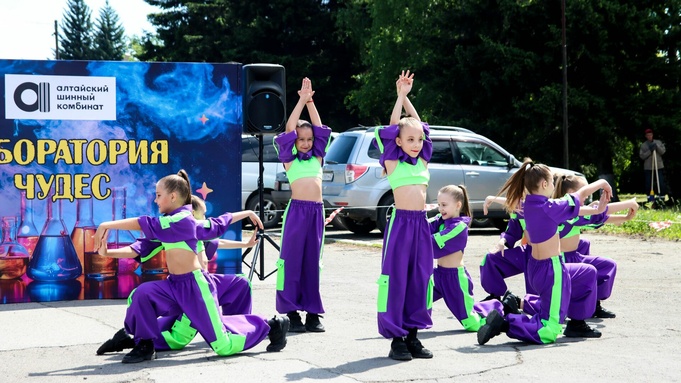 День защиты детей на Алтайском шинном комбинате в 2025 году / Фото: Алина Богомолова / amic.ru