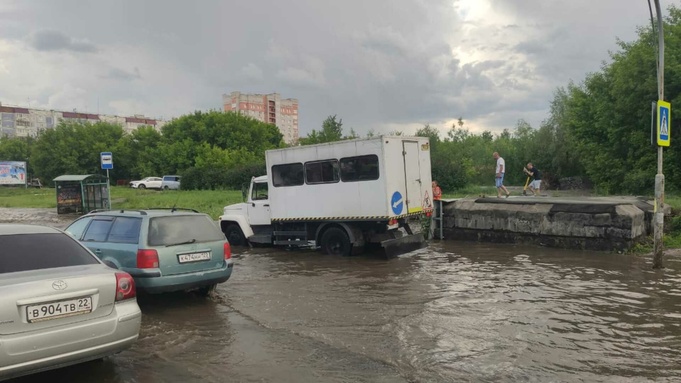 Улица Попова после дождя днем 3 июня / Фото: мэрия Барнаула
