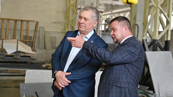 Визит Александра Романенко на  Колыванский камнерезный завод / Фото: пресс-служба АКЗС