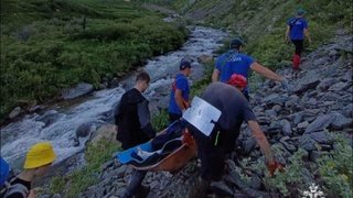 Эвакуация туристки в Республике Алтай / Фото: МЧС России