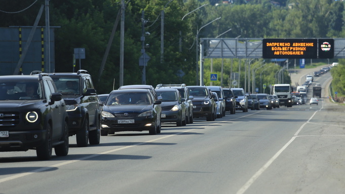 Пробка на Змеиногорском тракте / Фото: Екатерина Смолихина / amic.ru
