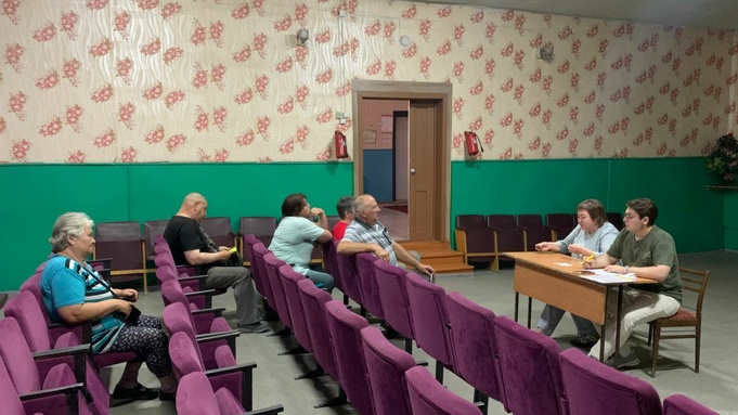 Евгения Боровикова и Юрий Майер на приеме граждан / Фото: пресс-служба партии СР-ЗП