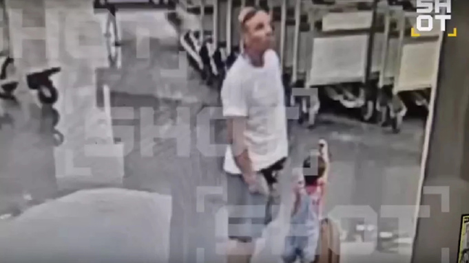 Фото: кадр с камеры видеонаблюдения в Шереметьево / Shot