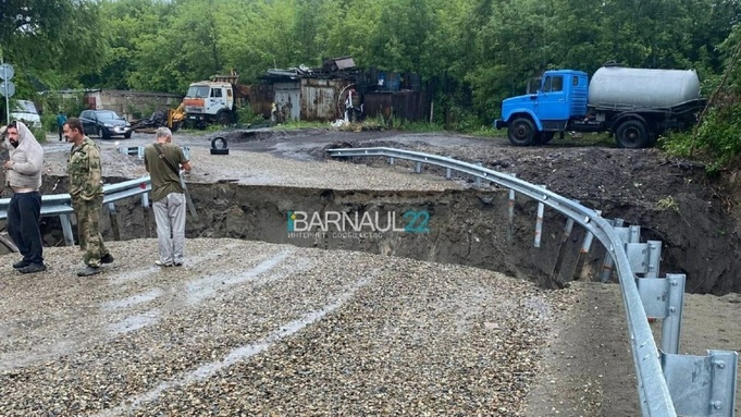 Обрушение переправы через реку Пивоварку / Фото: Barnaul 22