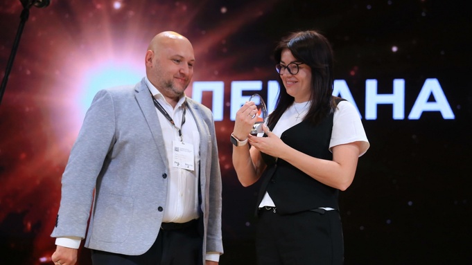 Награждение холдинга "Алтайлес" премией "НЗК" в номинации "Малоэтажное строительство", 2024 год / Фото: amic.ru